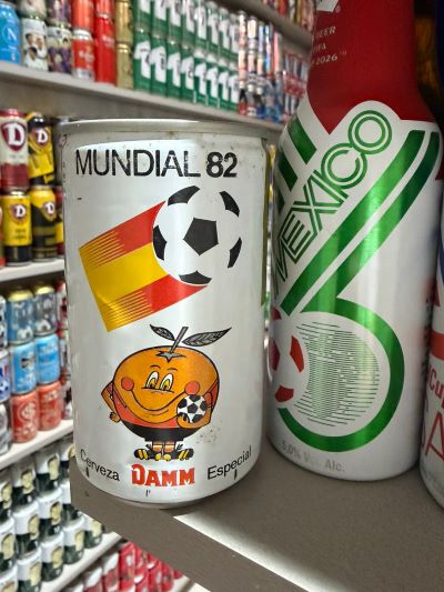 “Rei das latas”: colecionador de Birigui ostenta mais de1.700 latas de cervejas com o tema futebol